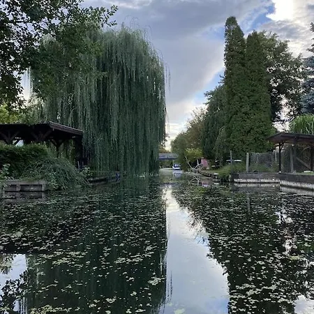 בית נופש Holzhaus Mit Direktem Wasserzugang In Berlin-koepenick ברלין